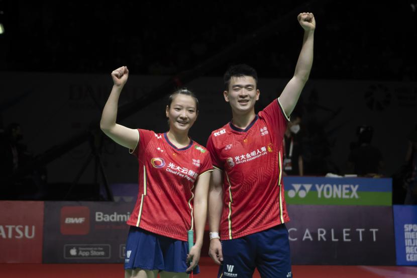 Pebulu tangkis ganda campuran Cina Zheng Si Wei (kanan) dan Huang Ya Qiong (kiri) berpose usai menjuarai Indonesia Open 2022.