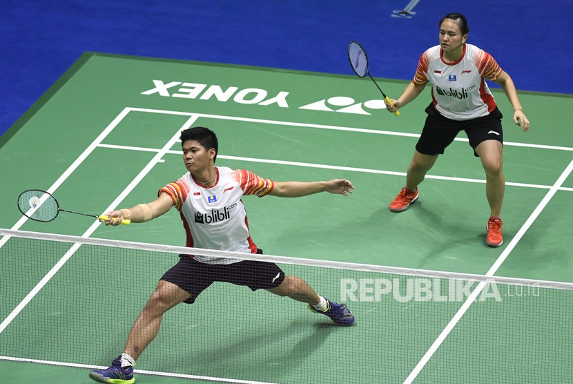 Pebulu tangkis ganda campuran Indonesia Praveen Jordan (kiri) dan Melati Daeva Oktavianti (kanan) mengembalikan kok ke arah pebulu tangkis Inggris Chris Adcock dan Gabrielle Adcock pada babak penyisihan grup 1B Piala Sudirman 2019 di Guangxi Sports Center Gymnasium, Nanning, China, Ahad (19/5/2019). 