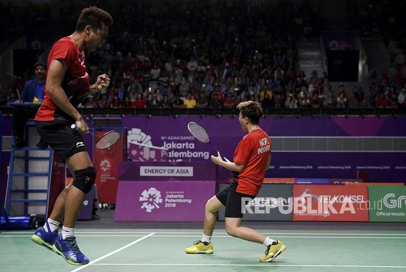 Pebulu tangkis ganda campuran Indonesia Tontowi Ahmad (kiri) dan Liliyana Natsir (kanan) melakukan selebrasi usai menundukkan pebulu tangkis Korea Selatan Seo Seungjae dan Chae Yujung, pada babak kedua nomor perorangan Asian Games 2018 di Istora Senayan, Jakarta, Jumat (24/8).