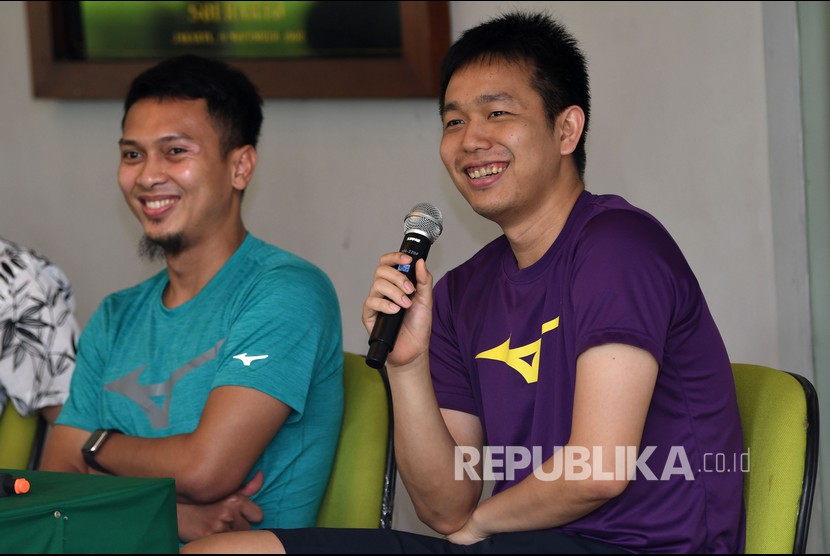 Pebulu tangkis ganda putra Hendra Setiawan (kanan) dan Mohammad Ahsan memberikan keterangan kepada wartawan di Pelatnas Cipayung, Jakarta, Kamis (5/3/2020).
