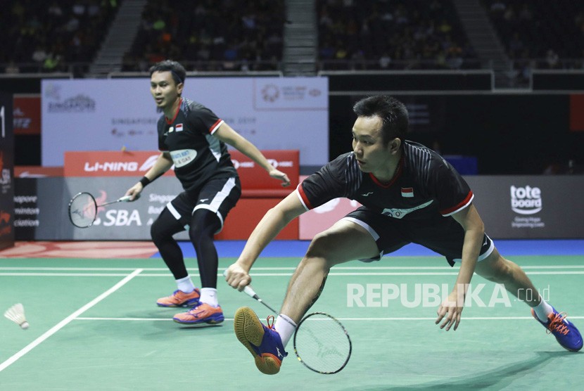 Pebulu tangkis ganda putra Indonesia Hendra Setiawan (kanan) dan Mohammad Ahsan akan bertanding pada hari kedua Indonesia Open 2019, Rabu (17/7).