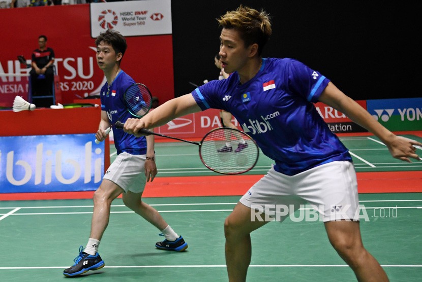 Pebulu tangkis ganda putra Indonesia Marcus Fernaldi Gideon (kanan) dan rekannya Kevin Sanjaya Sukamuljo mengembalikan kok ke arah lawannya ganda Malaysia Goh Sze Fei dan Nur Izzuddin dalam babak perempat final Daihatsu Indonesia Masters 2020 di Istora Senayan, Jakarta, Jumat (17/1/2020).