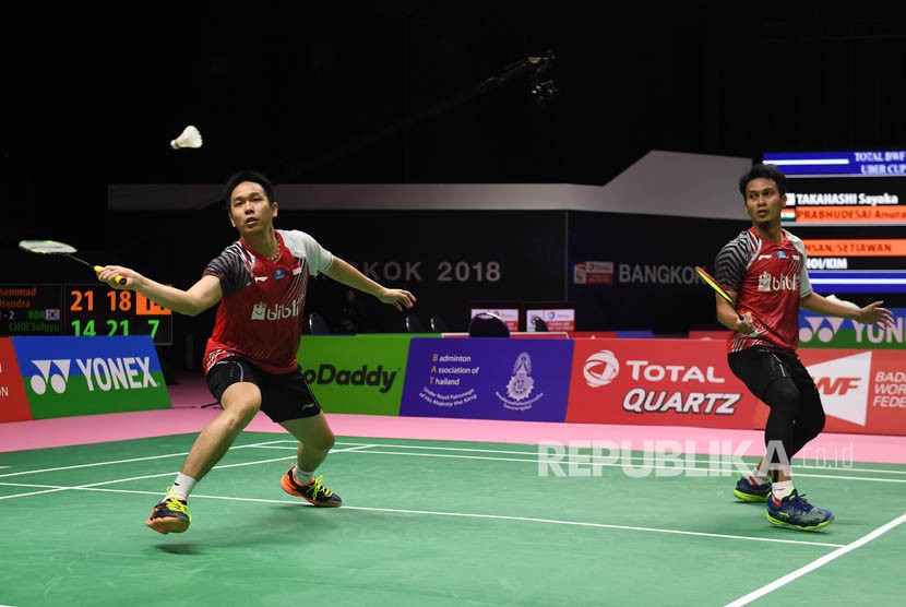 Pebulu tangkis ganda putra Indonesia Mohammad Ahsan (kanan) dan Hendra Setiawan mengembalikan kok ke arah lawan pebulu tangkis ganda putra Korea Selatan Choi Solgyu dan Kim Dukyoung dalam pertandingan babak penyisihan grup Piala Thomas Uber 2018 di Impact Arena, Bangkok, Thailand, Rabu (23/5). 