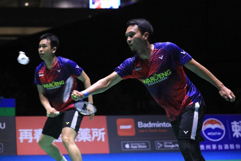 Pebulu tangkis ganda putra Indonesia Mohammad Ahsan (kanan) dan Hendra Setiawan.