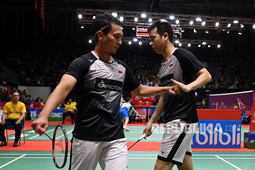 Pebulu tangkis ganda putra Indonesia Mohammad Ahsan (kiri) berselebrasi dengan rekannya Hendra Setiawan usai mengalahkan lawannya asal China Taipei Lu Ching Yao dan Yang Po Han dalam pertandingan babak 16 besar Daihatsu Indonesia Masters 2020 di Istora Senayan, Jakarta, Kamis (16/1/2020).