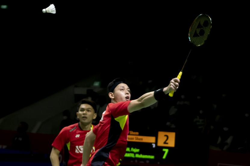 Pebulu tangkis ganda putra Indonesia Muhammad Rian Ardianto (kanan) dan Fajar Alfian (kiri) mengembalikan kok ke ganda putra Malaysia Goh V Shem/Low Juan Shen pada babak kualifikasi Daihatsu Indonesia Masters 2022 di Istora Senayan, Jakarta.