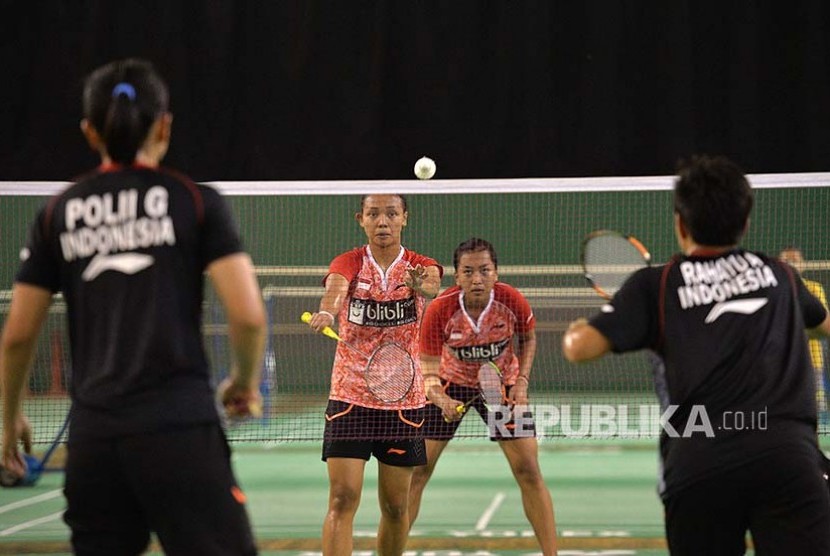 Pebulu tangkis ganda putri Indonesia, Della Destiara Haris (kiri) dan Rosyta Eka Putri Sari (kanan) melakukan servis ke arah lawannya pasangan Apriyani Rahayu dan Greysia Polii pada pertandingan simulasi Piala Sudirman 2017 di lapangan Pelatnas PBSI, Jakarta, Sabtu (13/5). Della dan Putri menang atas Apriyani dan Greysia dengan skor 21-16 dan 21-16.