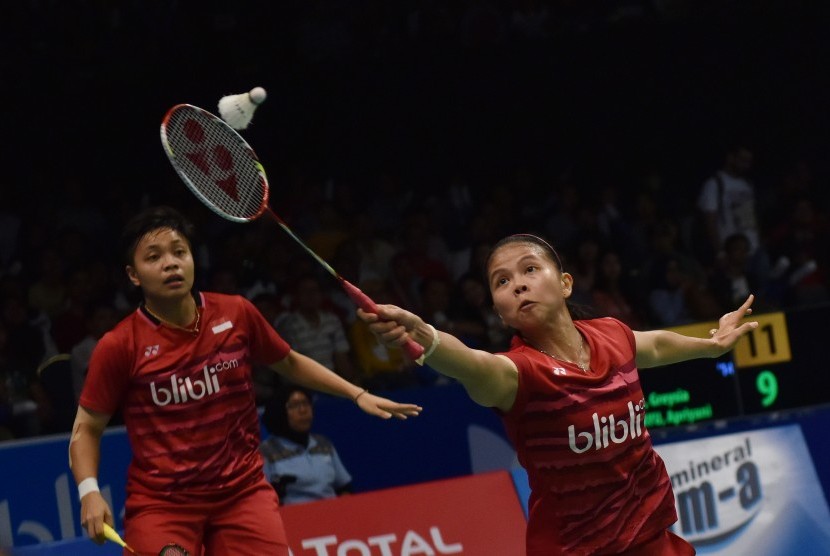 Pebulu tangkis ganda putri Indonesia Greysia Polii (kkanan) dan Apriyani Rahayu berusaha mengembalikan kok ke ganda putri Korea Selatan Chang Ye Na dan Lee So Hee pada babak putaran kedua BCA Indonesia Open 2017 di Jakarta Convention Center, Jakarta, Kamis (15/6). 