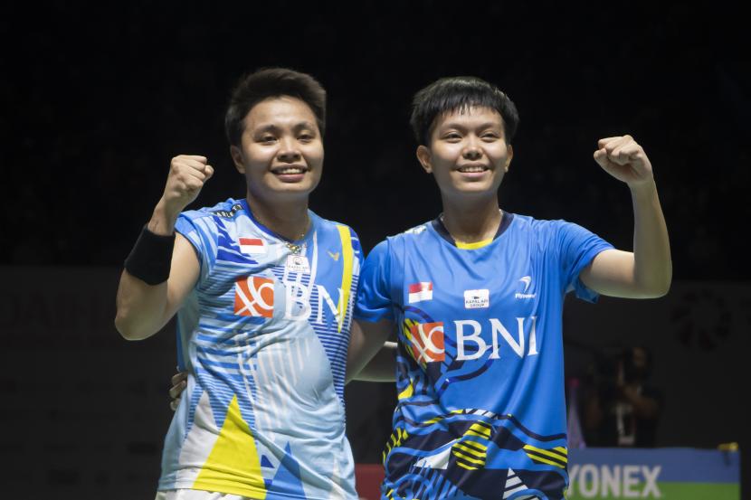 Pebulu tangkis ganda putri Indonesia Siti Fadia Silva Ramadhanti (kiri) dan Apriyani Rahayu (kanan) akan menghadapi peringkat satu dunia Chen Qing Chen/Jia Yi Fan pada partai keempat final Indonesia Masters hari ini.