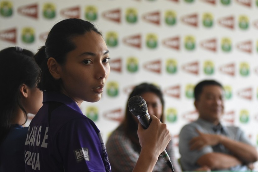 Pebulu tangkis Gloria Emanuelle Widjaja (kiri) didampingi Manajer Tim Indonesia di Kejuaraan Dunia/Kabid Binpres PBSI Susy Susanti (kedua kanan) dan Sekjen PBSI Ahmad Budiarto (kanan) memberikan keterangan pers pada Kamis (26/7) di Jakarta, jelang Kejuaraan Dunia Bulu Tangkis 2018 di Nanjing, Cina. 