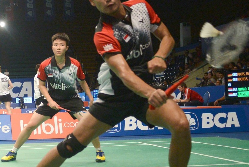 Pebulu tangkis Indonesia Ganda Campuran Tontowi Ahmad (kanan) dan Liliyana Natsir (kiri) bermain menghadapi pasangan Jerman Michael Fuchs dan Birgit Michels pada babak penyisihan Turnamen BCA Indonesia Open MetLife BWF World Super Series Premier 2014, di I