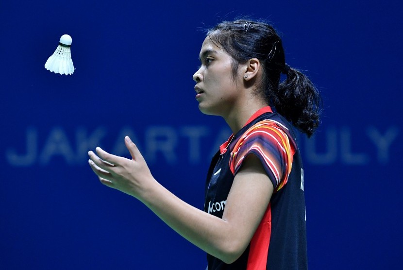 Pebulu tangkis Indonesia Gregoria Mariska Tunjung bersiap melakukan servis ke arah pebulu tangkis Thailand Pornpawee Chochuwong dalam babak pertama tunggal putri Blibli Indonesia Open 2019 di Istora Senayan, kompleks GBK, Jakarta, Selasa (16/7/2019). 