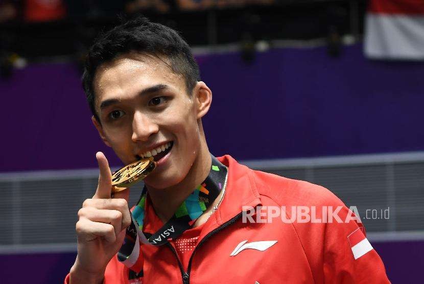 Indonesian badminton athlete Jonatan Christie wins a gold medal in the 18th Asian Games at Istora Senayan, Jakarta, Tuesday (August 28). 