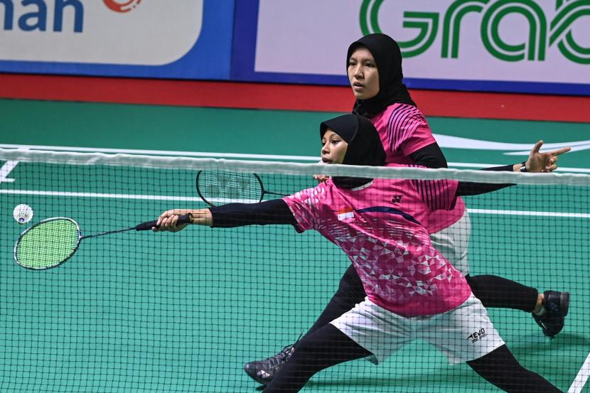 Atlet para badminton Indonesia Warining Rahayu (kanan) dan Qonitah Ikhtiar (kiri).