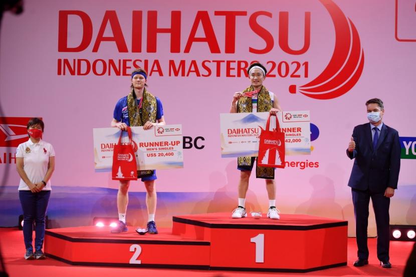 Pebulu tangkis Jepang Kento Momota (kanan) menjuarai tunggal putra Daihatsu Indonesia Masters 2021, di Nusa Dua, Bali, Ahad (21/11). Jepang mengamankan tiga gelar di Indonesia Masters.