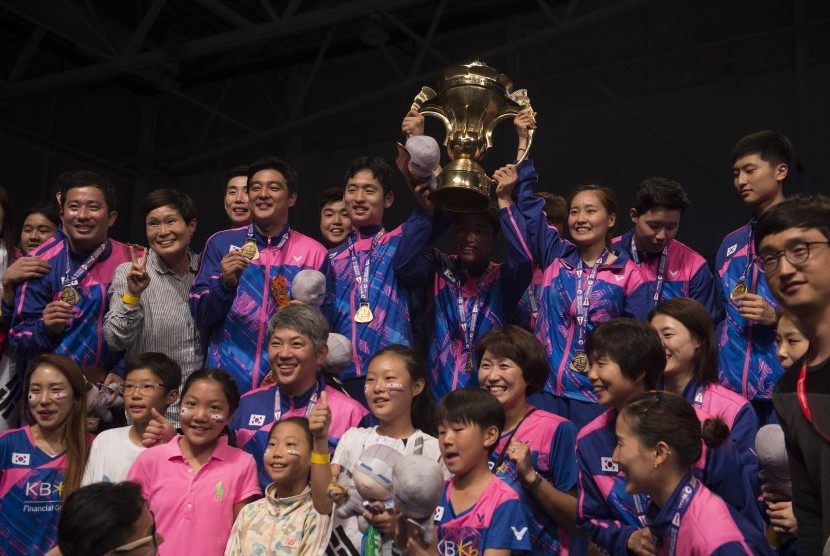 Pebulu tangkis Korea Selatan mengangkat Piala Sudirman bersama-sama usai menang dalam final Piala Sudirman 2017 di Carrara Sport and Leisure Centre di Gold Coast, Queensland, Australia, Minggu (28/5). 