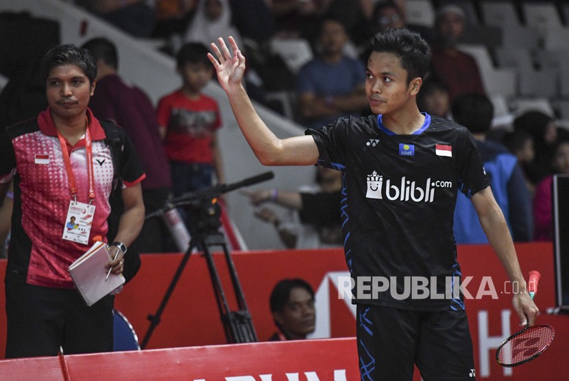 Pebulu tangkis putra Indonesia Anthony Sinisuka Ginting melambaikan tangan ke penonton usai bertanding melawan pebulu tangkis Jepang Kento Momota pada perempat final Daihatsu Indonesia Masters 2019 di Istora Senayan, Jakarta, Jumat (25/1/2019). 