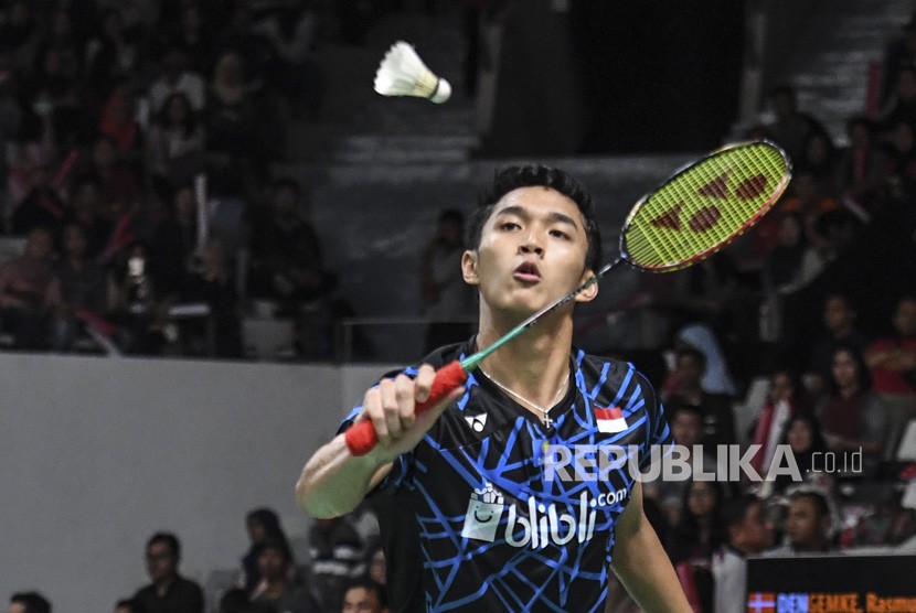 Pebulu tangkis putra Indonesia Jonatan Christie berusaha mengembalikan kok kearah pebulu tangkis Denmark Rasmus Gemke saat pertandingan babak pertama Daihatsu Indonesia Masters 2019 di Istora Senayan, Jakarta, Rabu (23/1/2019).