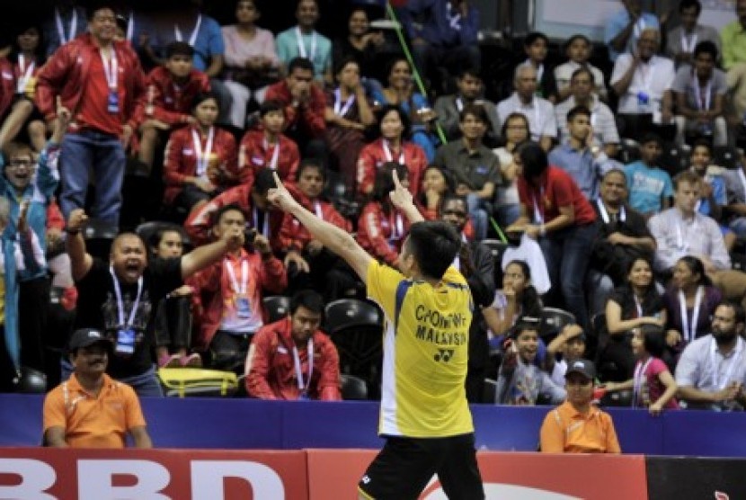 Pebulu tangkis putra Malaysia, Chong Wei Feng, melakukan selebrasi setelah menaklukkan pebulu tangkis Indonesia, Dionysius Hayom Rumbaka, dalam partai ketiga babak semi final Piala Thomas 2014 di Stadion Bulu Tangkis, Siri Fort Sports Complex, New Delhi, I