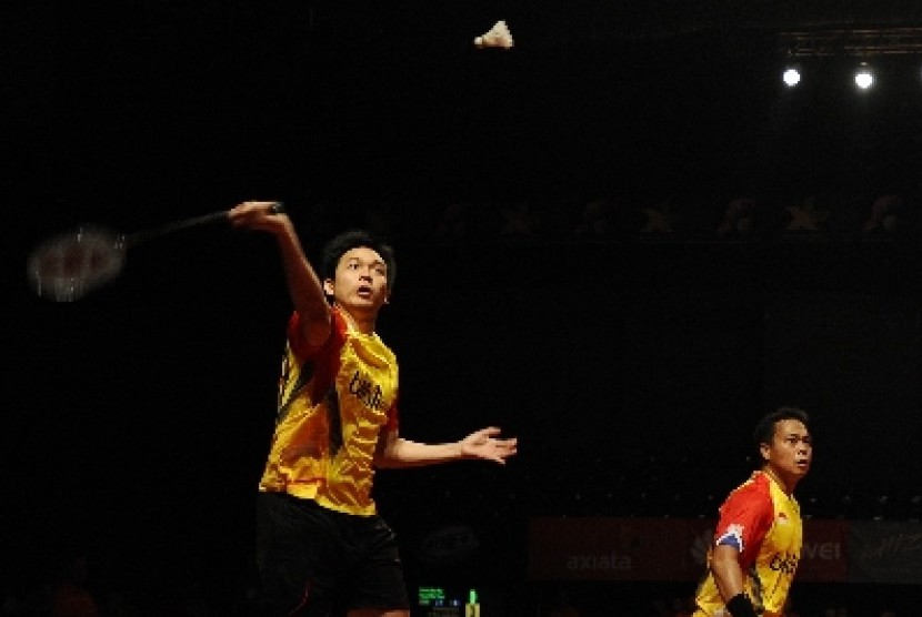 Pebulu tangkis tim Indonesia, Hendra Setiawan (kiri).