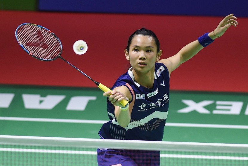 Pebulu tangkis tunggal puteri Taiwan Tai Tzu Ying mengembalikan kok kearah lawannya pebulu tangkis Cina HE Bingjiao dalam babak semi final Blibli Indonesia Open 2018 di Jakarta, Sabtu (7/7). 