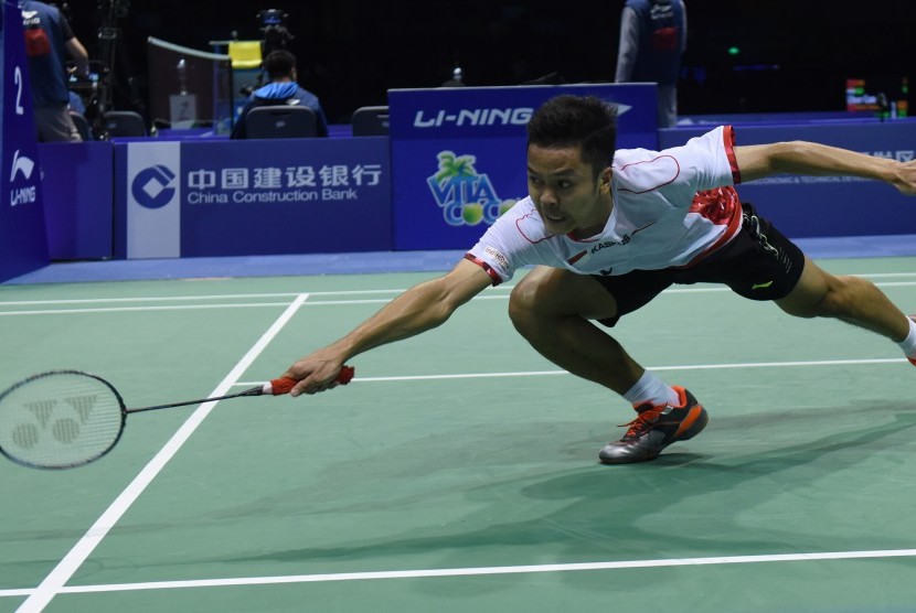 Pebulu tangkis tunggal putra Indonesia Anthony Ginting mengembalikan kok ke arah lawannya pebulu tangkis Korsel Lee Dong Keun pada pertandingan semi final Piala Thomas 2016 di Kunshan Sport Center Gymnasium, Tiongkok, Jumat (20/5). (Antara/Prasetyo Utomo)