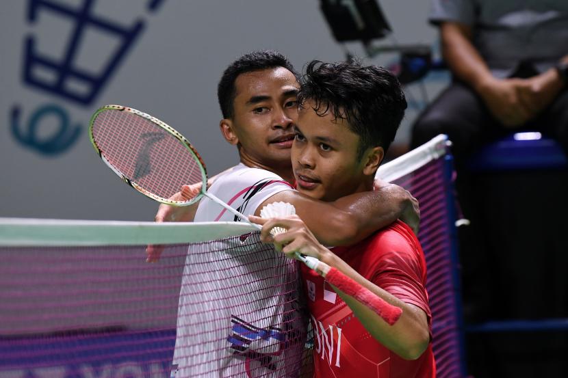 Pebulu tangkis tunggal putra Indonesia Anthony Sinisuka Ginting (kanan) memeluk pebulu tangkis Indonesia Tommy Sugiarto usai menang dalam babak 32 besar Indonesia Open 2022 di Istora Senayan, Jakarta, Selasa (14/6/2022). Anthony Sinisuka Ginting melangkah ke babak 16 besar setelah menang 21-17, 22-20. 