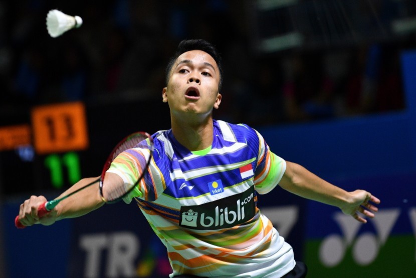 Pebulu tangkis tunggal putra Indonesia Anthony Sinisuka Ginting mengembalikan kok ke arah pebulu tangkis tunggal putra China Lu Guang Zu dalam babak pertama Blibli Indonesia Open 2019 di Istora Senayan, kompleks GBK, Jakarta, Selasa (16/7/2019).