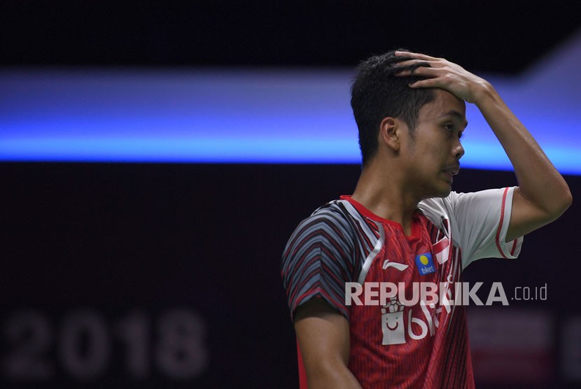 Pebulu tangkis tunggal putra Indonesia Anthony Sinisuka Ginting menyeka keringat saat melawan pebulu tangkis tunggal putra Cina Chen Long pada pertandingan babak semifinal Piala Thomas 2018 di Impact Arena, Bangkok, Jumat (25/5).