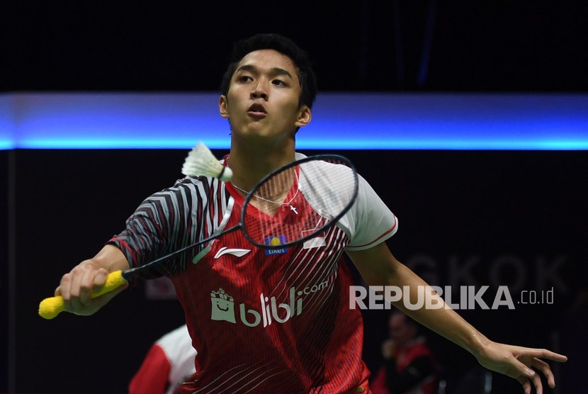 Pebulu tangkis tunggal putra Indonesia Jonatan Christie mengembalikan kok ke arah lawan pebulu tangkis Korea Selatan Heo Kwang Hee dalam pertandingan babak penyisihan grup Piala Thomas Uber 2018 di Impact Arena, Bangkok, Thailand, Rabu (23/5). 