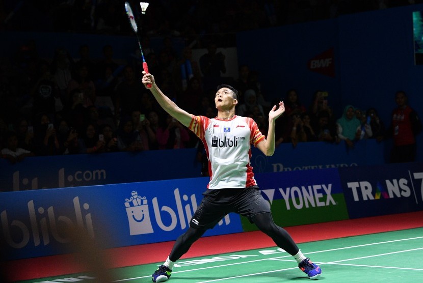 Pebulu tangkis tunggal putra Indonesia, Jonatan Christie, mengembalikan kok ke arah pebulu tangkis tunggal putra Denmark, Rasmus Gemke, dalam babak pertama Indonesia Open 2019 di Istora Senayan, Jakarta, Selasa (16/7). 