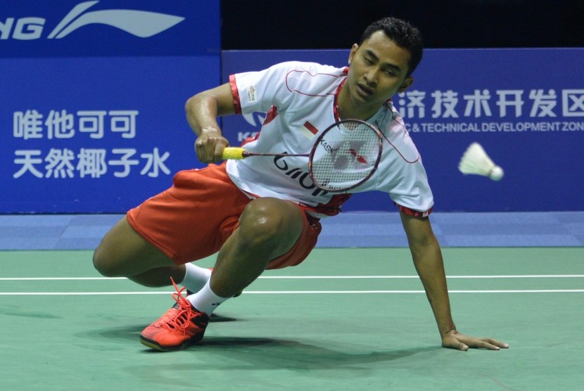 Pebulu tangkis tunggal putra Indonesia Tommy Sugiarto terjatuh saat mengembalikan kok ke arah pebulu tangkis Denmark Viktor Axelsen pada pertandingan final Piala Thomas 2016 di Kunshan Sport Center Gymnasium, Tiongkok, Minggu (22/5).