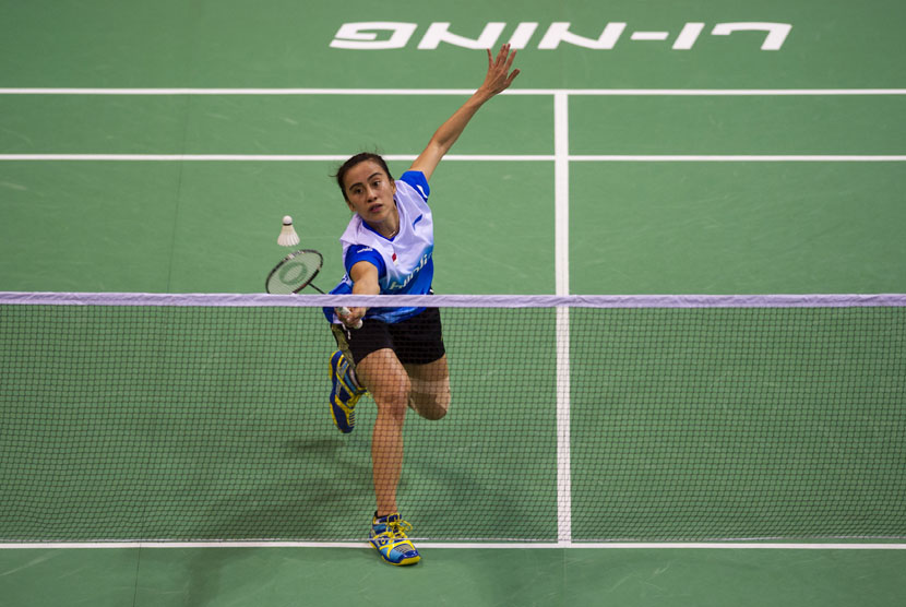 Pebulu tangkis tunggal putri Indonesia, Bellaetrix Manuputty, berusaha mengembalikan kok ke arah pebulu tangkis India, Sindhu PV, dalam partai kedua babak perempat final Piala Uber 2014 di Stadion Bulu Tangkis, Siri Fort Sports Complex, New Delhi, India, K