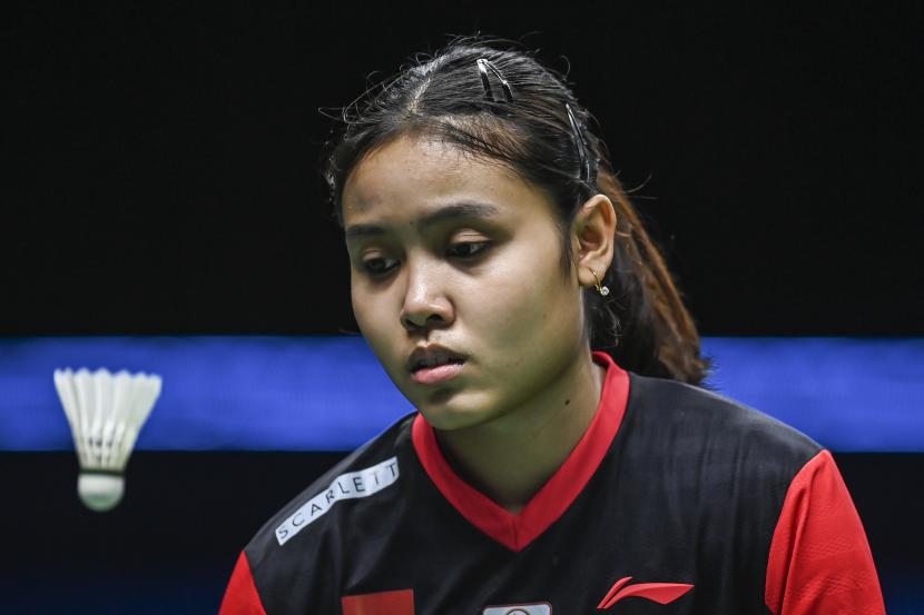 Pebulu tangkis tunggal putri Indonesia Bilqis Prasista mengambil kok saat melawan pebulu tangkis tunggal putri Jerman Florentine Schoffski dalam pertandingan babak penyisihan grup A Piala Thomas Uber 2022 di Impact Arena, Bangkok, Thailand, Selasa (10/5/2022). Bilqis Prasista menang dengan skor 21-12, 12-21 dan 21-7 dan menjadi penutup pertandingan tim Uber Indonesia lawan Jerman dengan skor 5-0 untuk kemenangan Indonesia.