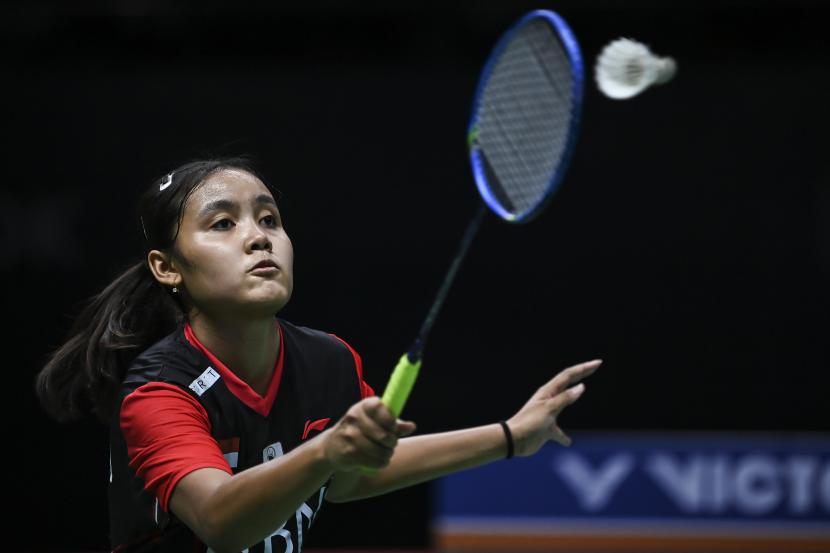 Pebulu tangkis tunggal putri Indonesia Bilqis Prasista mengembalikan kok ke arah lawannya pebulu tangkis tunggal putri Cina He Bing Jiao dalam pertandingan babak perempat final Piala Uber 2022 di Impact Arena, Bangkok, Thailand, Kamis (12/5/2022). Tim Uber Indonesia kalah dengen skor 0-3 dari Cina dan tersingkir dari kompetisi setelah Bilqis Prasista kalah 21-19, 18-21 dan 7-21.