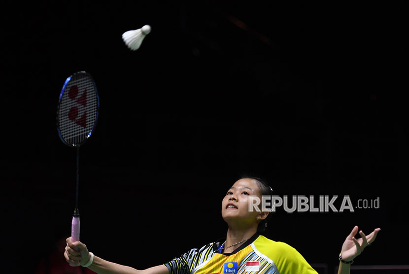 Pebulu tangkis tunggal putri Indonesia Fitriani mengembalikan kok ke arah lawan saat sesi latihan jelang Piala Thomas Uber 2018 di Impact Arena, Bangkok, Thailand, Sabtu (19/5). 