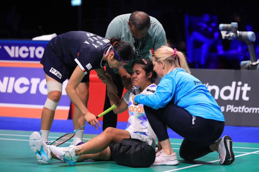 Pebulu tangkis tunggal putri Indonesia Gregoria Mariska Tunjung menangis setelah cedera di tengah pertandingan semifinal Denmark Open 2024 melawan An Se-young, Sabtu (19/10/2024).