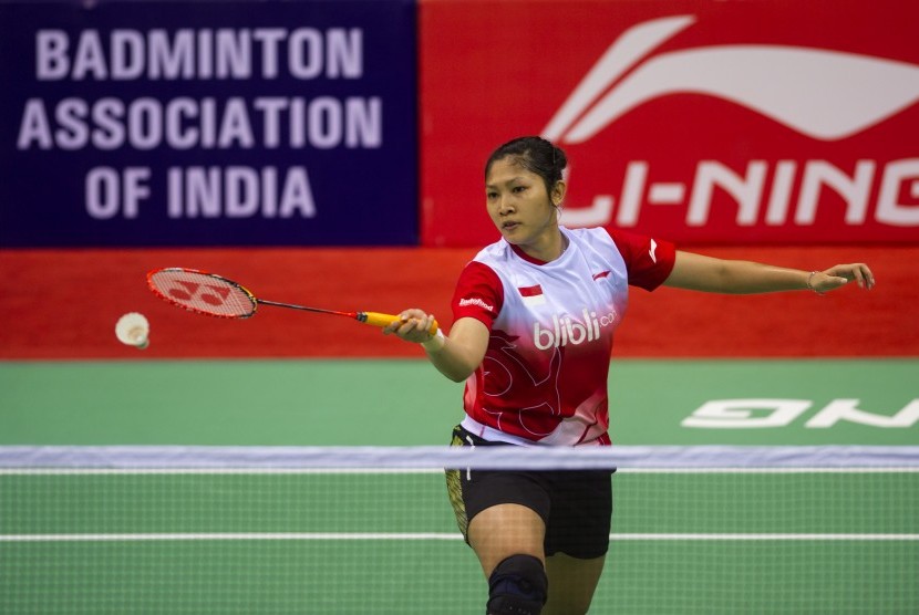  Pebulu tangkis tunggal putri Indonesia, Lindaweni Fanetri, berusaha mengembalikan kok ke arah pebulu tangkis Singapura, Jiayuan Chen, dalam laga penyisihan Grup B Piala Uber 2014 di Stadion Bulu Tangkis, Siri Fort Sports Complex, New Delhi, India, Selasa 