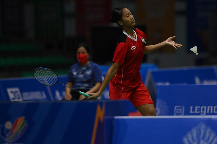 Pebulu tangkis tunggal putri Indonesia Putri Kusuma Wardani melakukan servis ke arah lawannya pebulu tangkis Thailand Vu Thi Trang pada babak final Bulu Tangkis Beregu Putri SEA Games 2021 Vietnam di Bac Giang Gymnasium, Vietnam, Rabu (18/5/2022). Putri Kusuma Wardani kalah dari lawannya dengan skor 16-21 dan 20-22