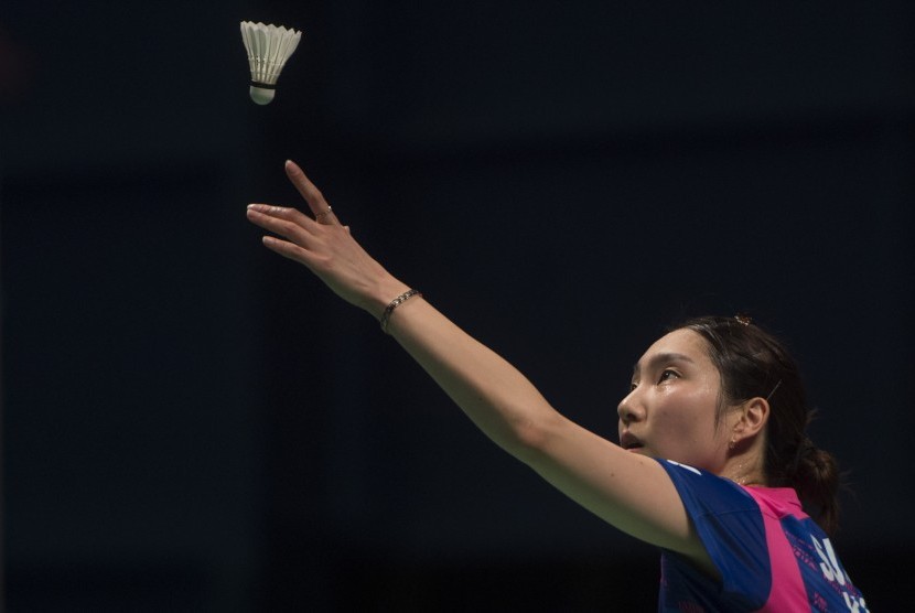 Pebulu tangkis tunggal putri Korea Sung Jin Hyu melakukan servis saat melawan tunggal putri Thailand Ratchanok Intanon dalam semifinal turnamen Piala Sudirman 2017 di Carrara Sport and Leisure Centre, Gold Coast, Queensland, Australia, Sabtu (27/5). 