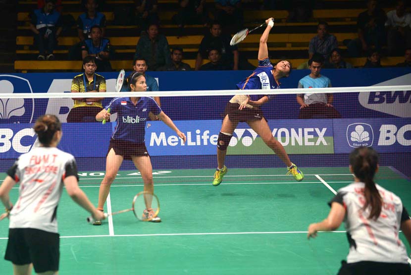 Pebulutangkis Ganda Campuran Indonesia Greysia Polii (kanan) dan Nitya Krishinda Maheswari (kiri) bermain menghadapi pasangan Singapura Mingtian Fu dan Yu Yan Vanessa Neo pada babak penyisihan Turnamen BCA Indonesia Open MetLife BWF World Super Series Prem