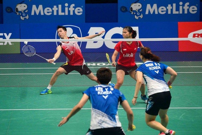 Pebulutangkis Ganda campuran Indonesia Kevin Sanjaya Sukamuljo (kiri) dan Greysia Polii (kanan) bertanding menghadapi pasangan Korea, Yong Dae Lee dan Seung Chan Shin pada babak penyisihan Turnamen BCA Indonesia Open MetLife BWF World Super Series Premier 