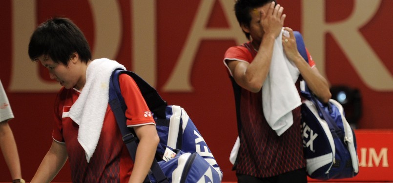 Pebulutangkis ganda campuran Indonesia Liliyana Natsir (kiri) dan Tantowi Ahmad usai menyelesaikan pertandingan melawan ganda campuran China Zhao Yunlei dan Zhang Nan pada final Djarum Indonesia Open Superseries Premier 2011 di Istora Senayan, Jakarta, Min