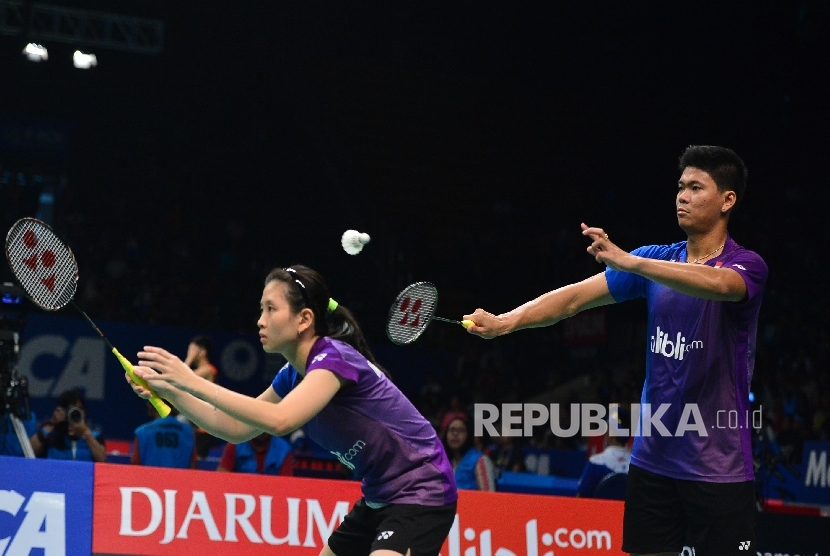  Pebulutangkis ganda campuran Indonesia Praveen Jordan (kanan) dan Debby Susanto mengembalikan bola saat bertanding melawan ganda putra Tiongkok Lu Kai dan Huang Yaqiong  pada Indonesia Open 2016 di Istora Senayan, Selasa (31/5).(Republika/Raisan Al Farisi