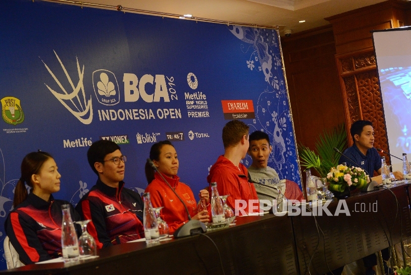 Pebulutangkis Ganda Campuran Korea Kim Ha Na dan Ko Sung Hyun, Ganda Putri Tiongkok Zhao Yunlei, Tunggal Putra Denmark Viktor Axelsen, Tunggal Putra Malaysia Lee Chong Wei, Mantan Pebulutangkis Indonesia Ricky Subagja memberikan keterangan kepada awak medi