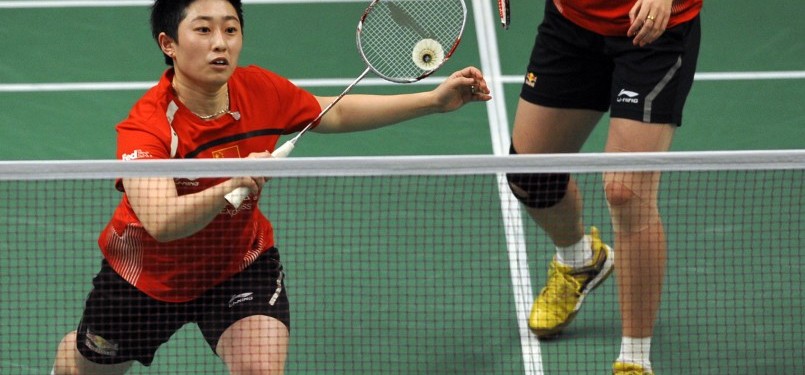 Pebulutangkis ganda putri China Wang Xiaoli dan Yu Yang mengembalikan bola ke arah pebulutangkis Indonesia Vita Marissa dan Nadya Melati dalam pertandingan final Djarum Indonesia Open Super Series Premier 2011 di Istora Senayan, Jakarta, Minggu (26/6). 