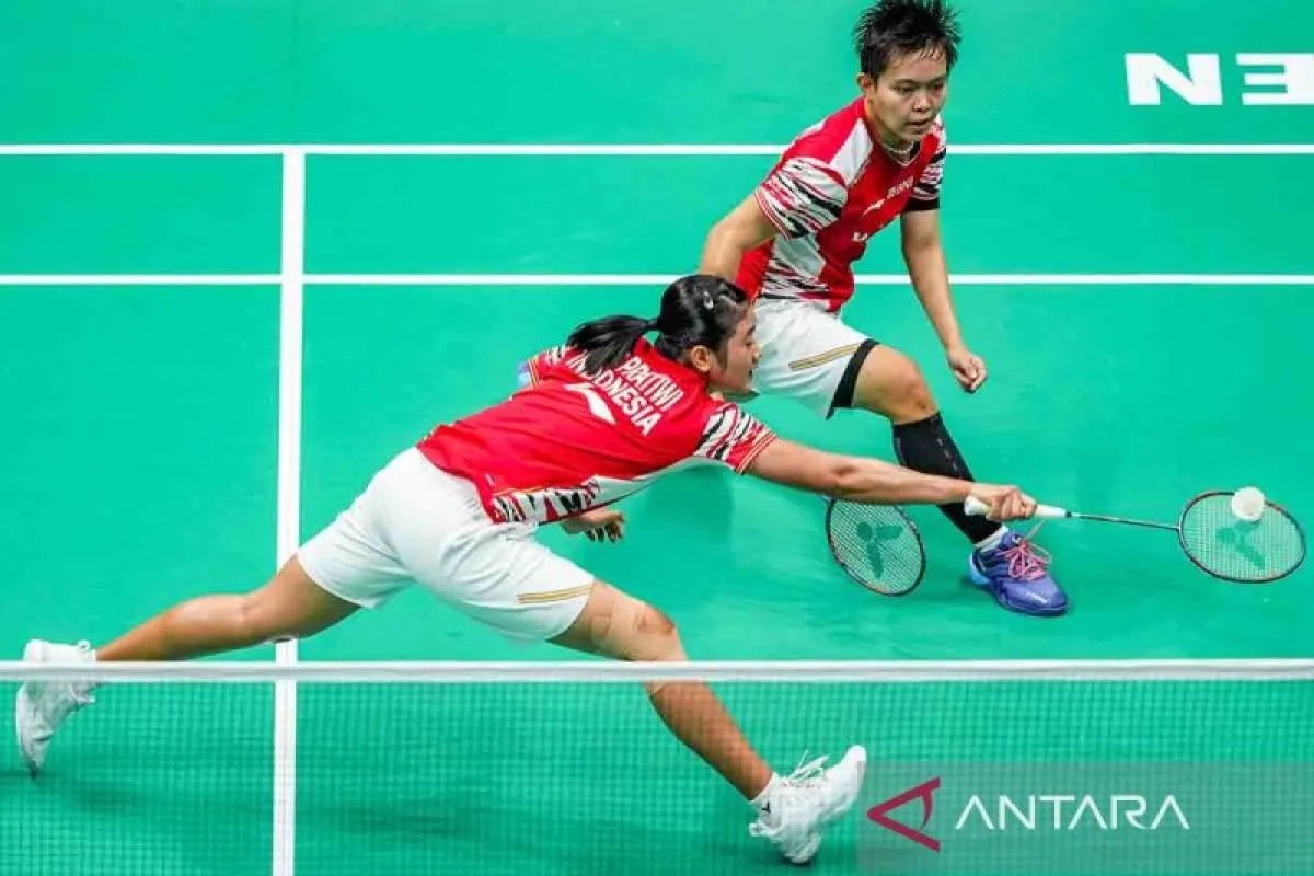 Pebulutangkis ganda putri Indonesia Amalia Cahaya Pratiwi /Siti Fadia Silva Ramadhanti mengembalikan kok saat melawan pebulutangkis Korea Selatan Baek Ha Na/Lee So Hee pada semifinal Piala Sudirman 2025 di Xiamen Olympic Sports Center Fenghuang Gymnasium, Xiamen, China, Sabtu (3/5/2025). Indonesia gagal melaju ke final Piala Sudirman 2025 setelah kalah 2-3 dari Korea Selatan. 
