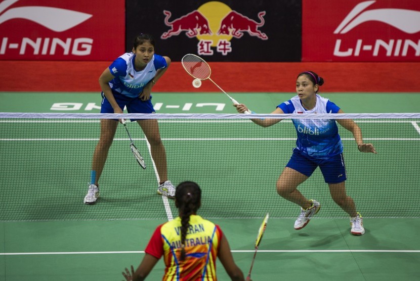 Pebulutangkis ganda putri Indonesia, Pia Zebadiah Bernadeth (kanan) - Rizki Amelia Pradipta (kiri), mengembalikan kok ke arah pebulutangkis ganda putri Australia, Tang He Tian - Renuga Veeran, dalam babak penyisihan Grup B Uber Cup 2014 di Stadion Bulutang