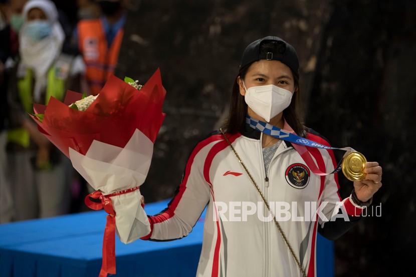 Greysia Polii berpose medali emas Olimpiade Tokyo 2020.