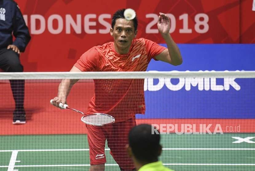 Pebulutangkis putra Indonesia Ukun Rukaendi berusaha mengembalikan kok kepada pebulutangkis India Manoj Sarkar pada semifinal tunggal perorangan putra Asian Para Games 2018 di Istora Senayan, Jakarta, Jumat (12/10).